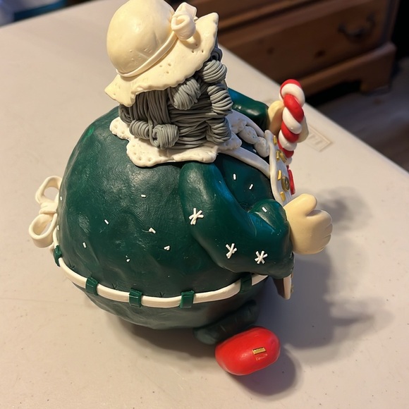 Mrs clause Christmas. Wearing apron unique modern resin/polymer? Seated/round - Picture 4 of 5